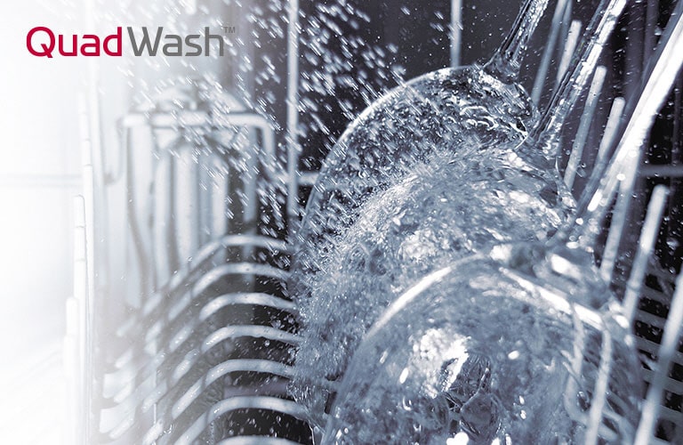 Rociadores Multi-Motion lavando copas con chorros de alta presión.